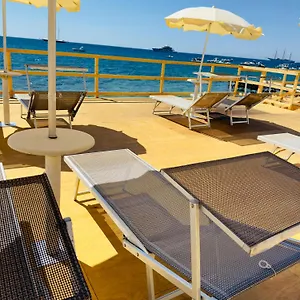 https://perla-blu-rooms-apartments-taormina.taorminaitalyhotels.com